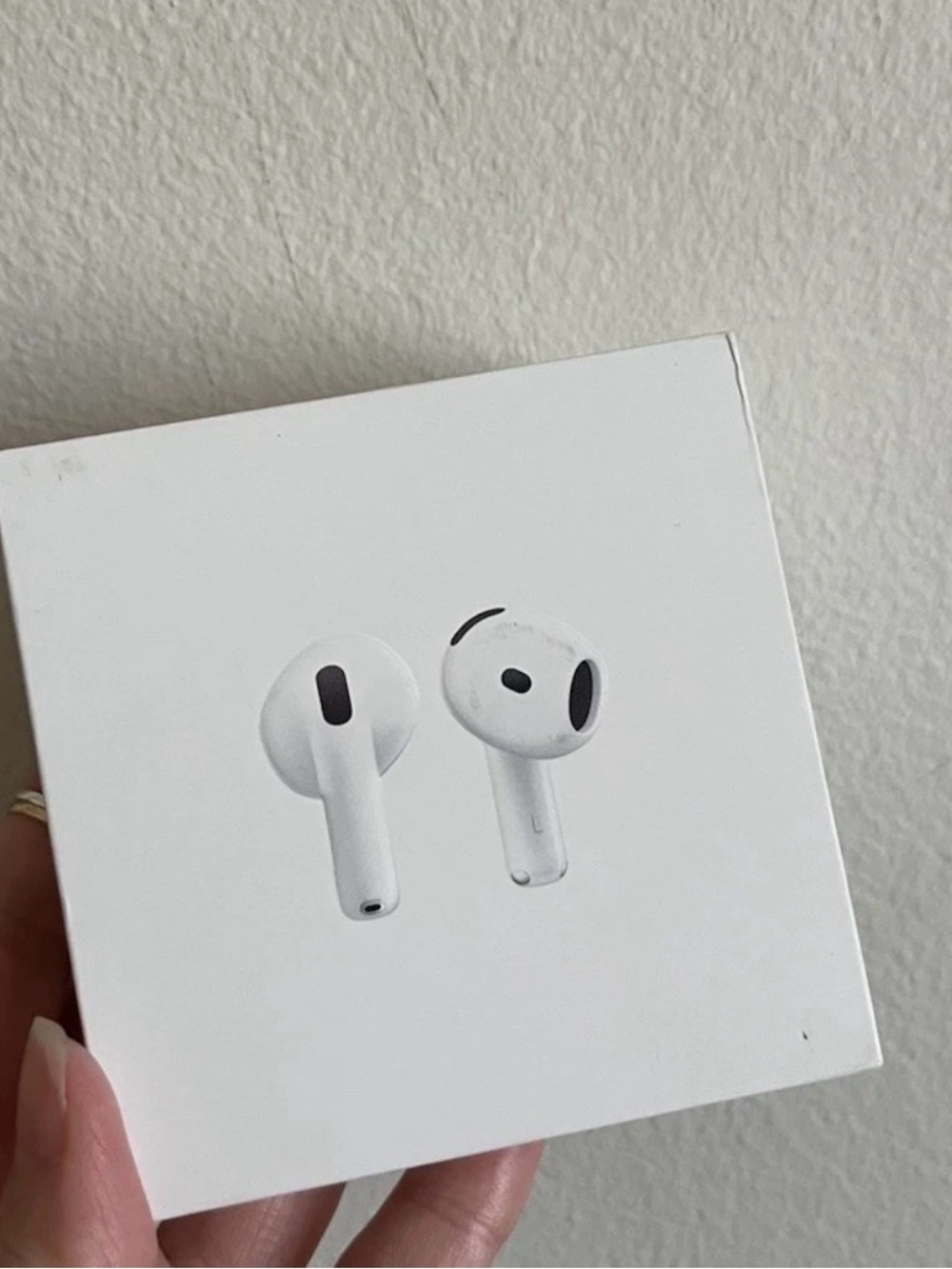 Apple White “Hire Art” Earbud Headphones with Charging Case BRAND NEW